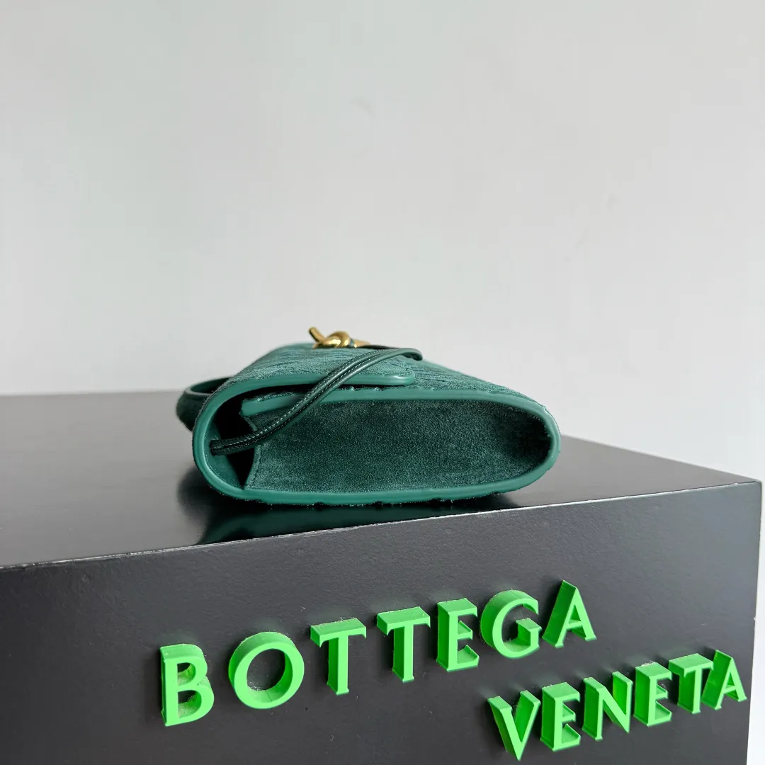 The batch of 1360 BV Andiamo evening handbags has been heavily planted again~ The designer aesthetics in the era of economic downturn are back. I fall in love with it at first sight and can't put it down. It's so beautiful and full of aura. The shape and texture are very competitive. It's light in weight and has sufficient capacity. It's a must-have for fashionistas. It's suitable for many occasions, minimalist, high-end and light luxury. Model No.: 741511 Size: 31*13*3cm